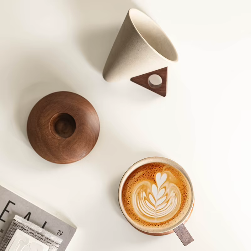 Tasse à café en céramique médiévale