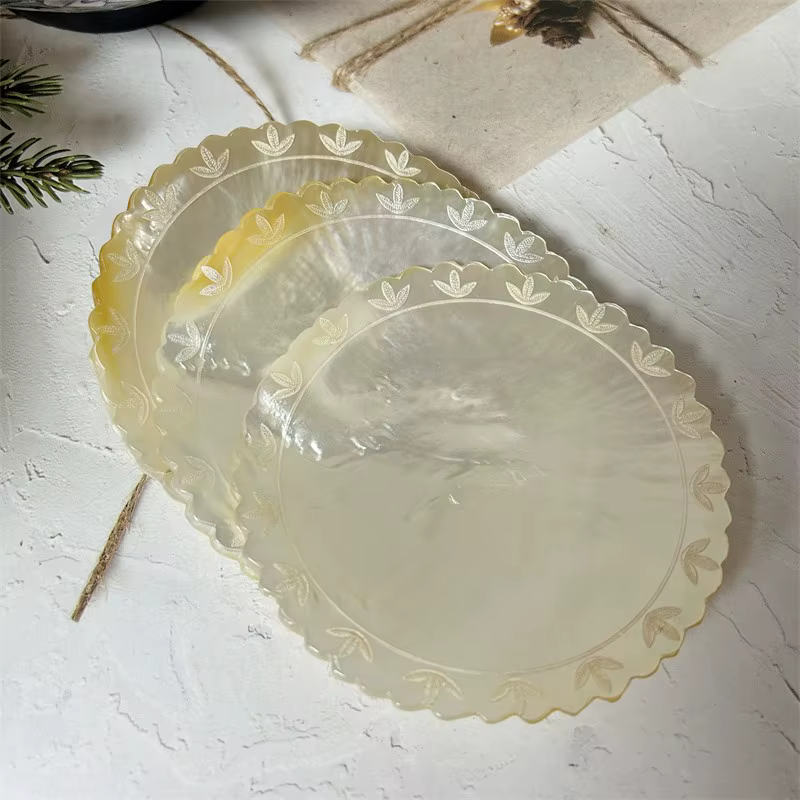 Assiette d'apéritif en coquillage naturel avec bord sculpté créatif