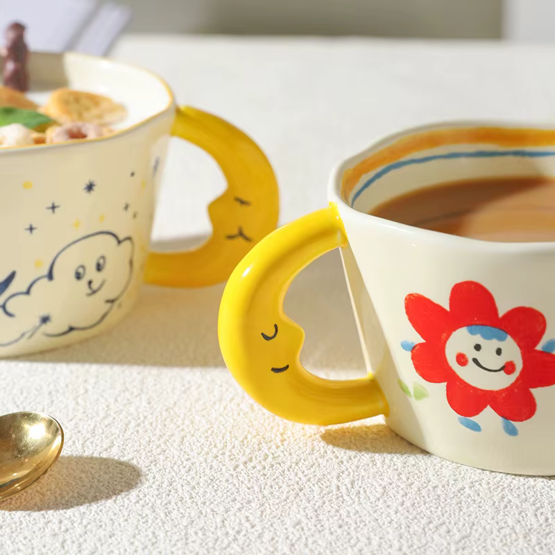 Tasse en céramique belle peinte à la main avec poignée de lune