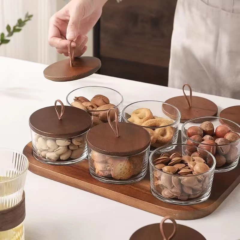 Assiette de fruits secs en verre avec couvercle en bois