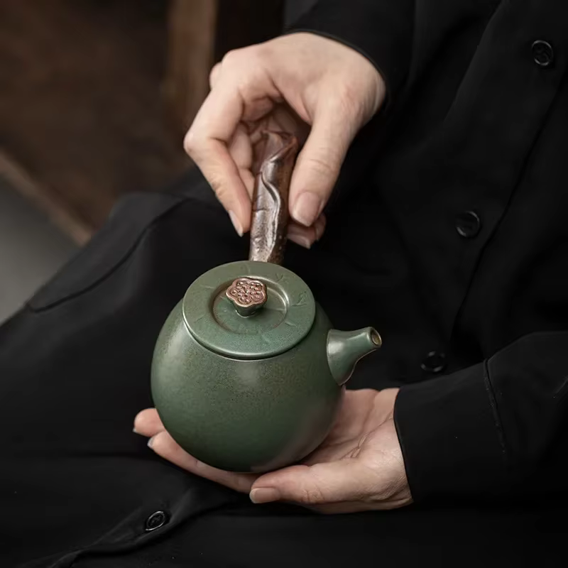 Pot à poignée latérale en fer doré japonais