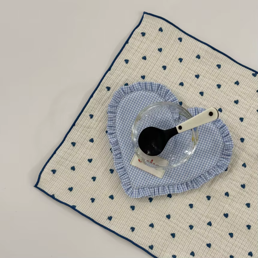 Joli set de table isolant en forme de cœur