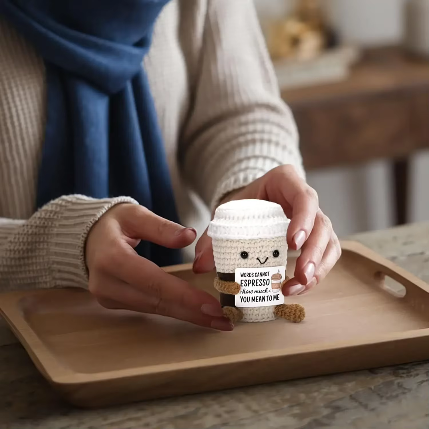 Nouveau drôle Crochet soutien émotionnel café poupée avec carte ornement de bureau à la main tricoté