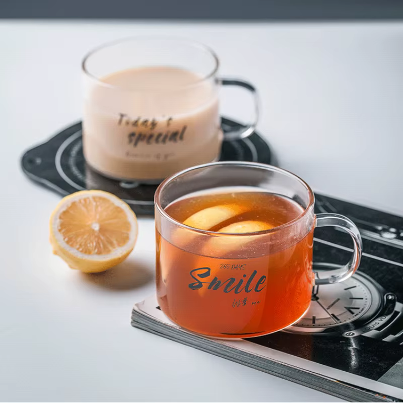 Tasse à café et thé en verre avec lettres transparentes imprimées