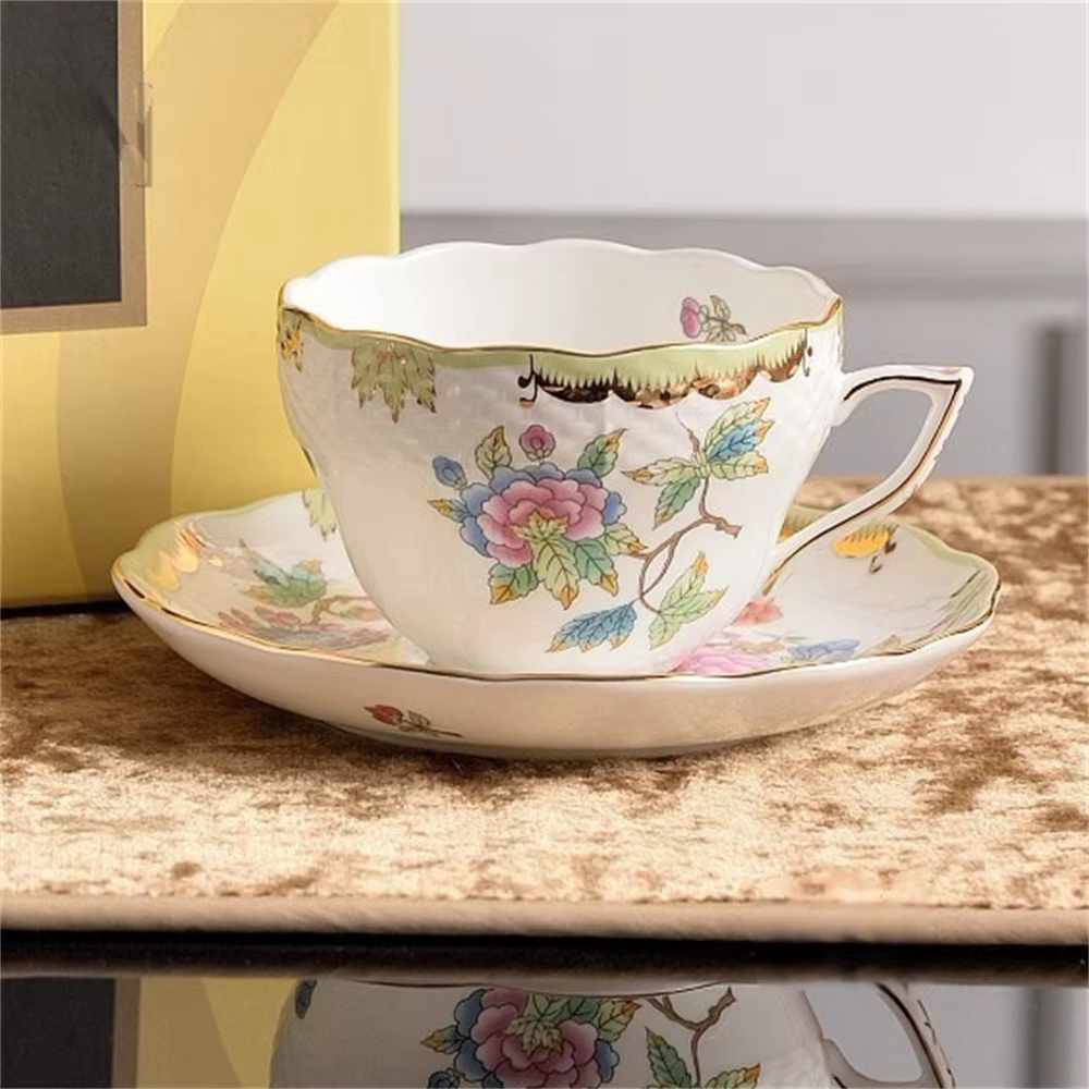 Tasse à café et soucoupe de thé de l'après-midi créative