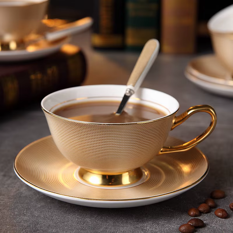 Ensemble de tasses et soucoupes à café