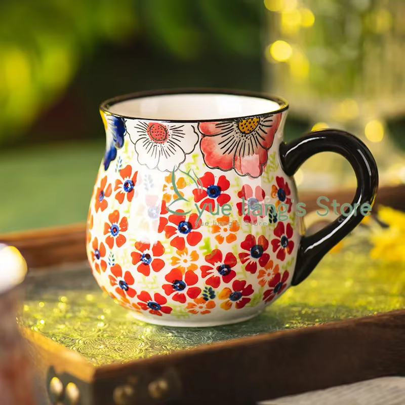 Tasse en céramique faite à la main avec motif de fleurs rétro