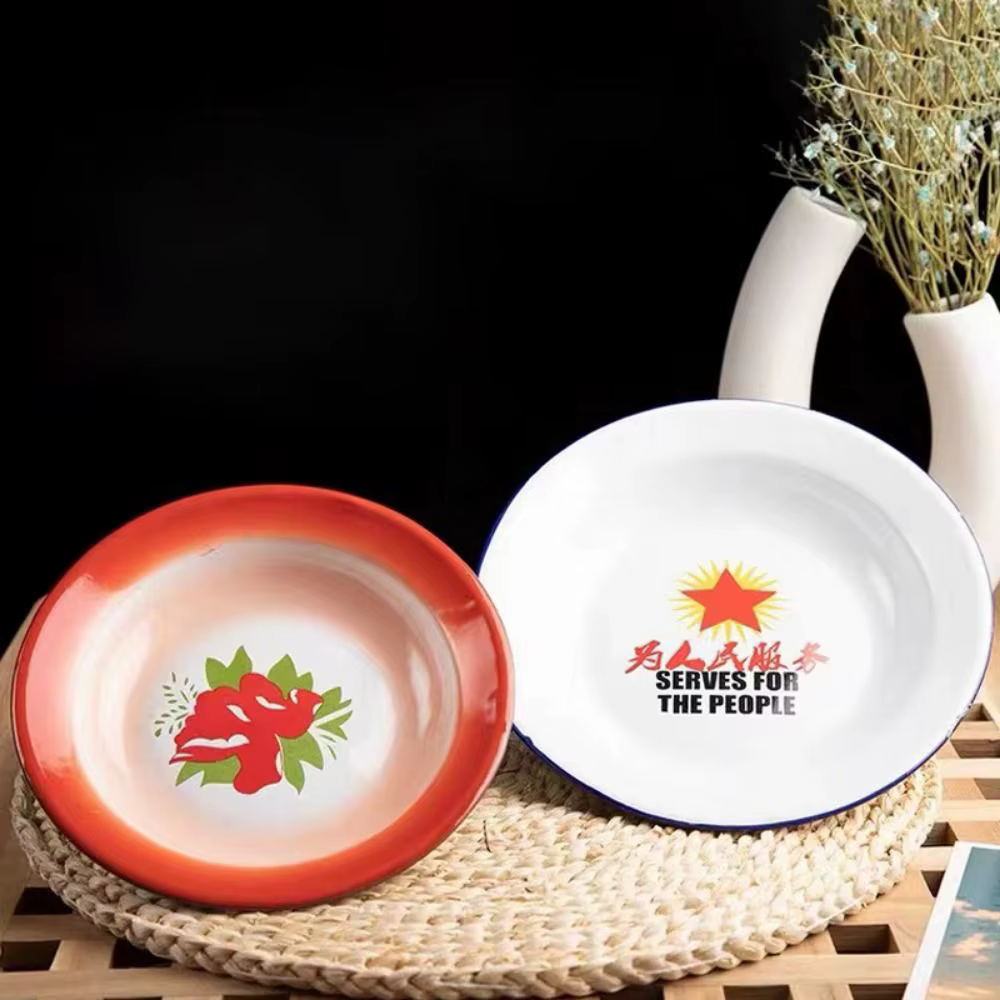 Assiette en émail rétro en fer