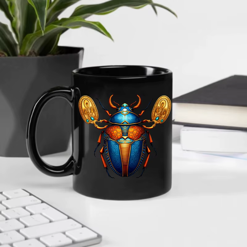 Tasse en céramique, design scarabée égyptien noir