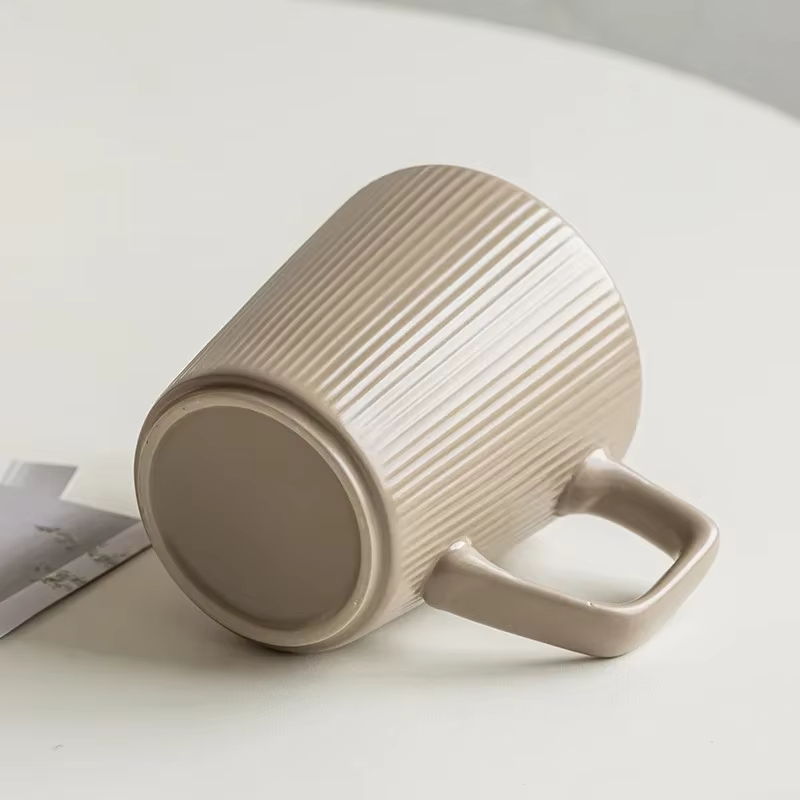 Tasse à café rayée de style vintage avec poignée
