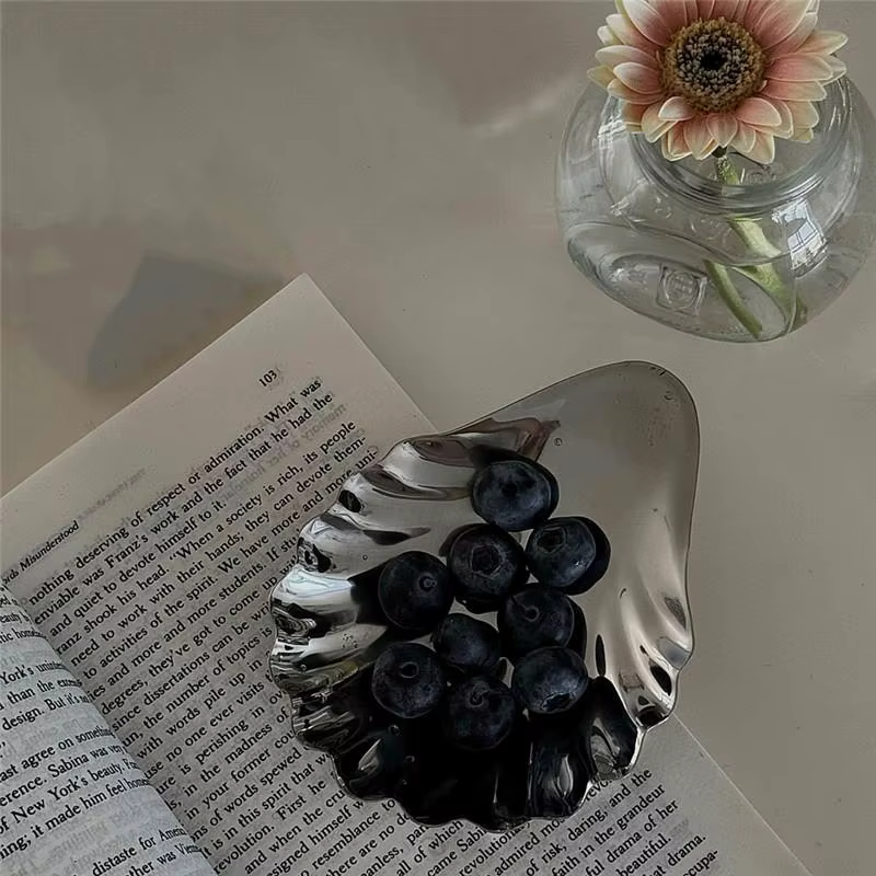 Assiette en acier inoxydable en forme de coquille