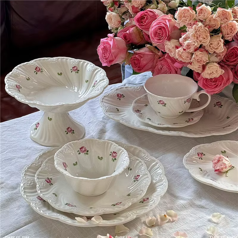Ensemble d'assiettes en céramique vintage rose