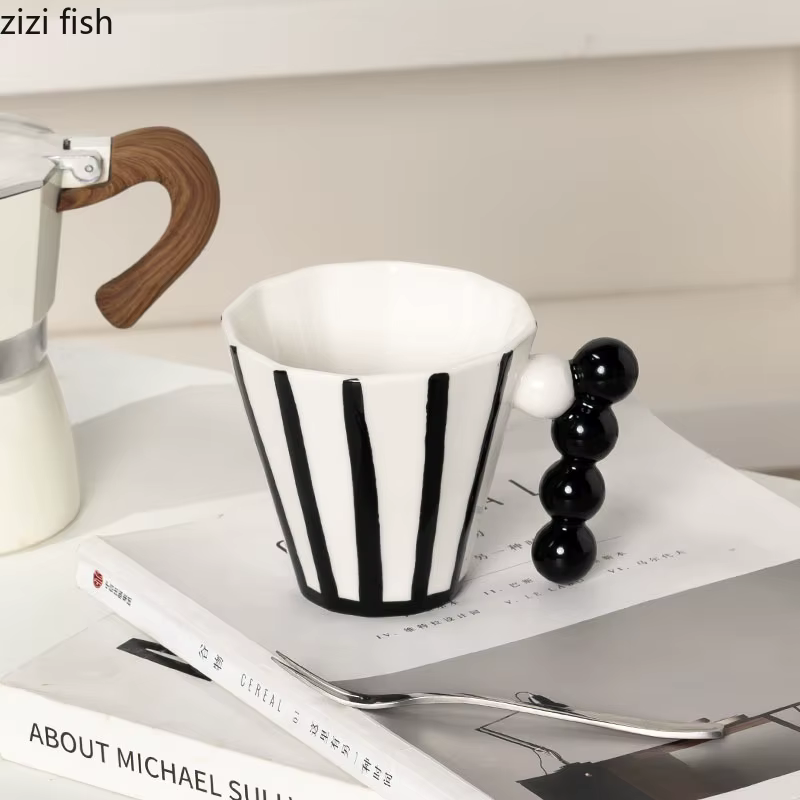 Tasse en céramique rayée rétro