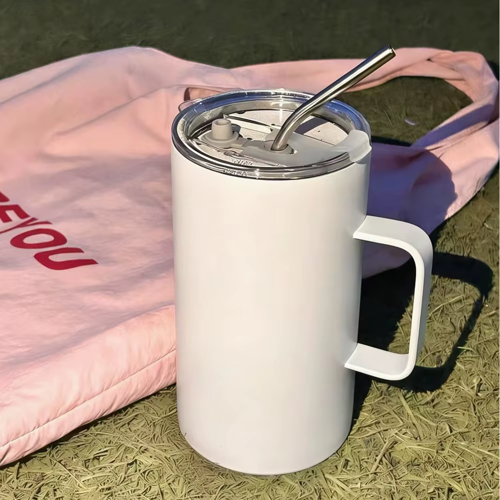 Tasse à café isolée avec couvercles