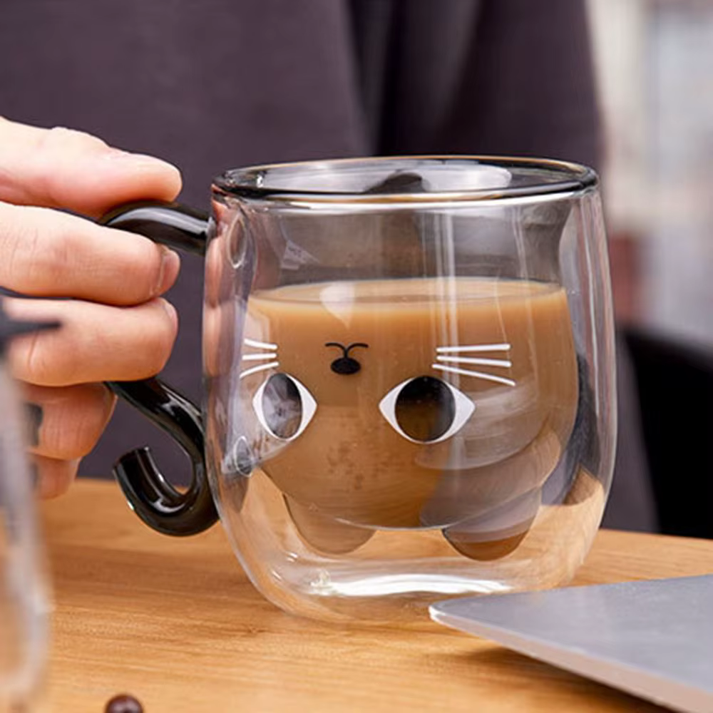 Tasses à café en verre isolées