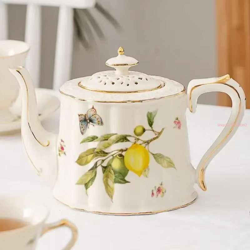 Ensemble de tasses à café en céramique avec assiette à dessert et cuillère