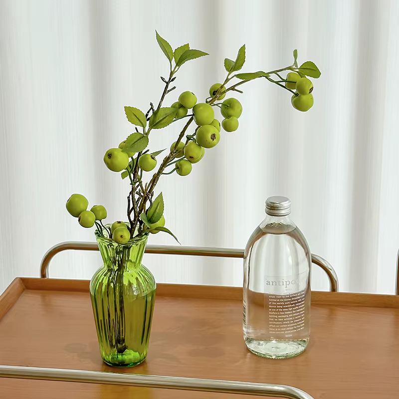 Vase en verre vert vintage à bord festonné