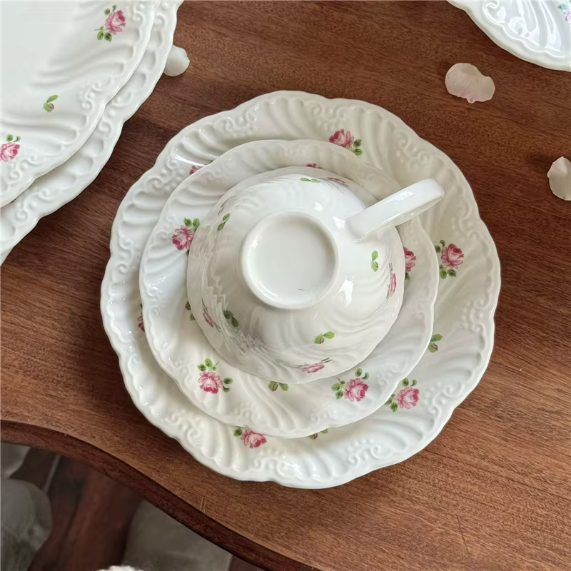 Ensemble d'assiettes en céramique vintage rose