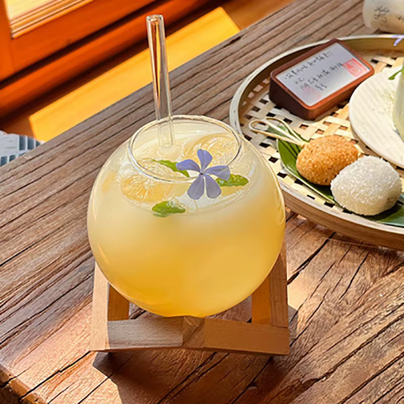 Verre à cocktail avec support en bois