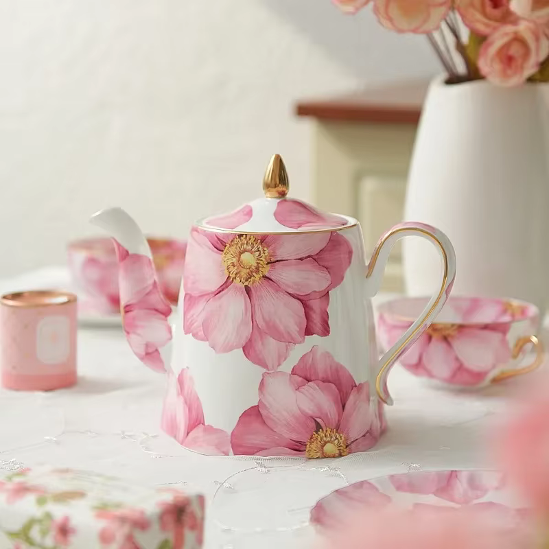 Tasse à café et théière en porcelaine européenne