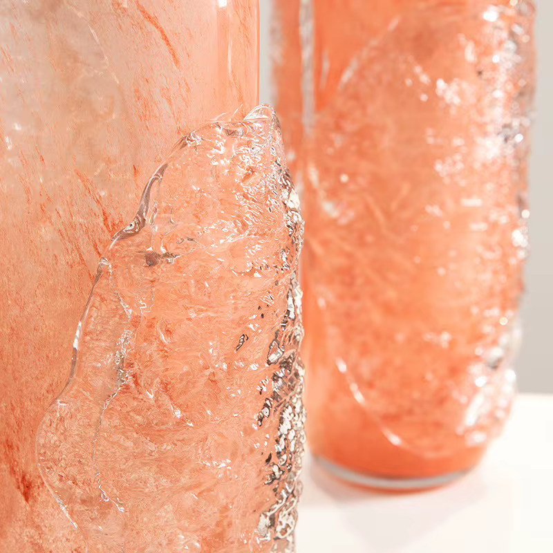 Vase en verre rose, relief abstrait irrégulier de cubes de glace transparents