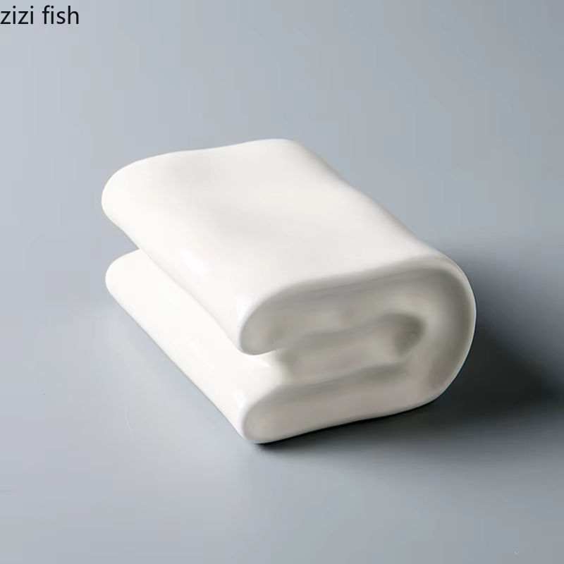 Assiette en céramique blanche en forme de livre