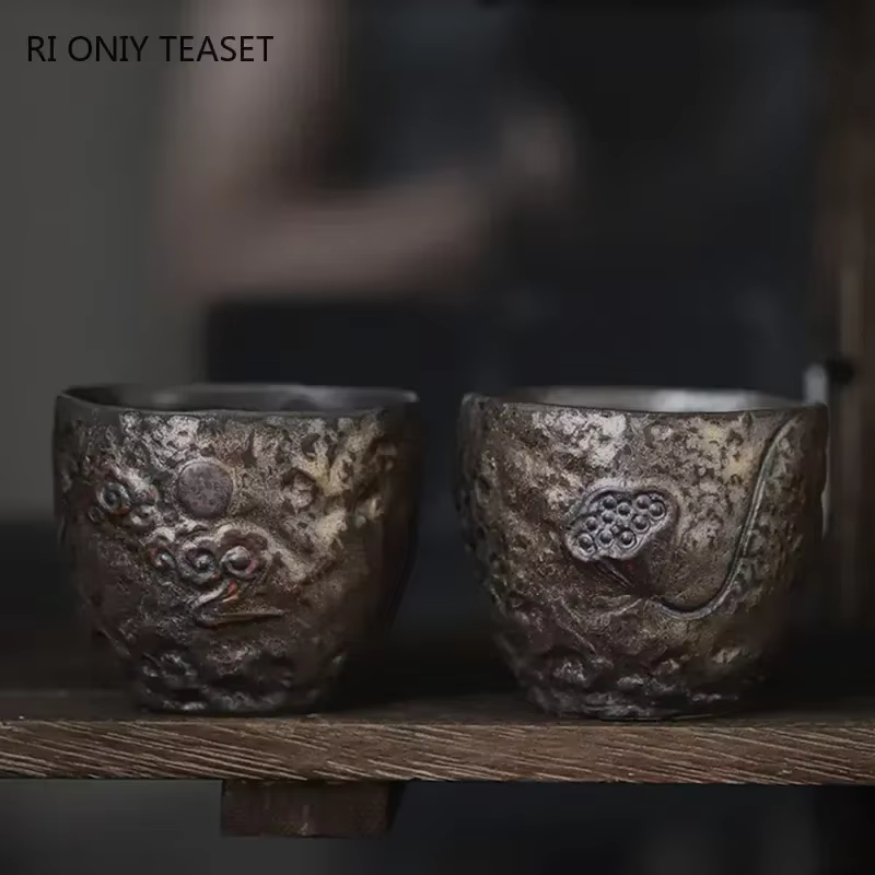 Tasse à thé dorée en poterie traditionnelle japonaise
