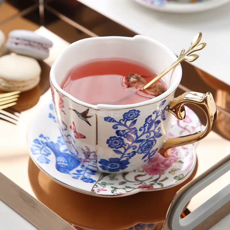 Ensemble de tasses et soucoupes à café et thé de l'après-midi rétro européen