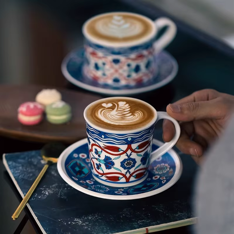 Ensemble tasse à café et soucoupe en céramique latte art