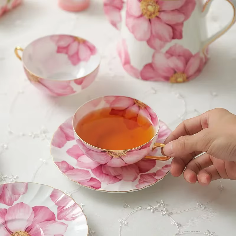 Tasse à café et théière en porcelaine européenne