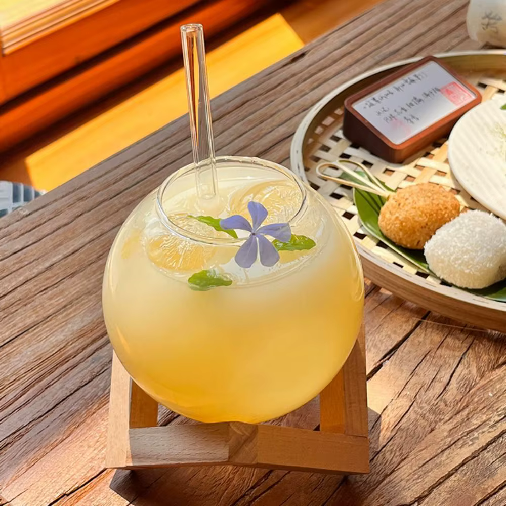 Verre à cocktail sphérique en forme de lune avec support en bois