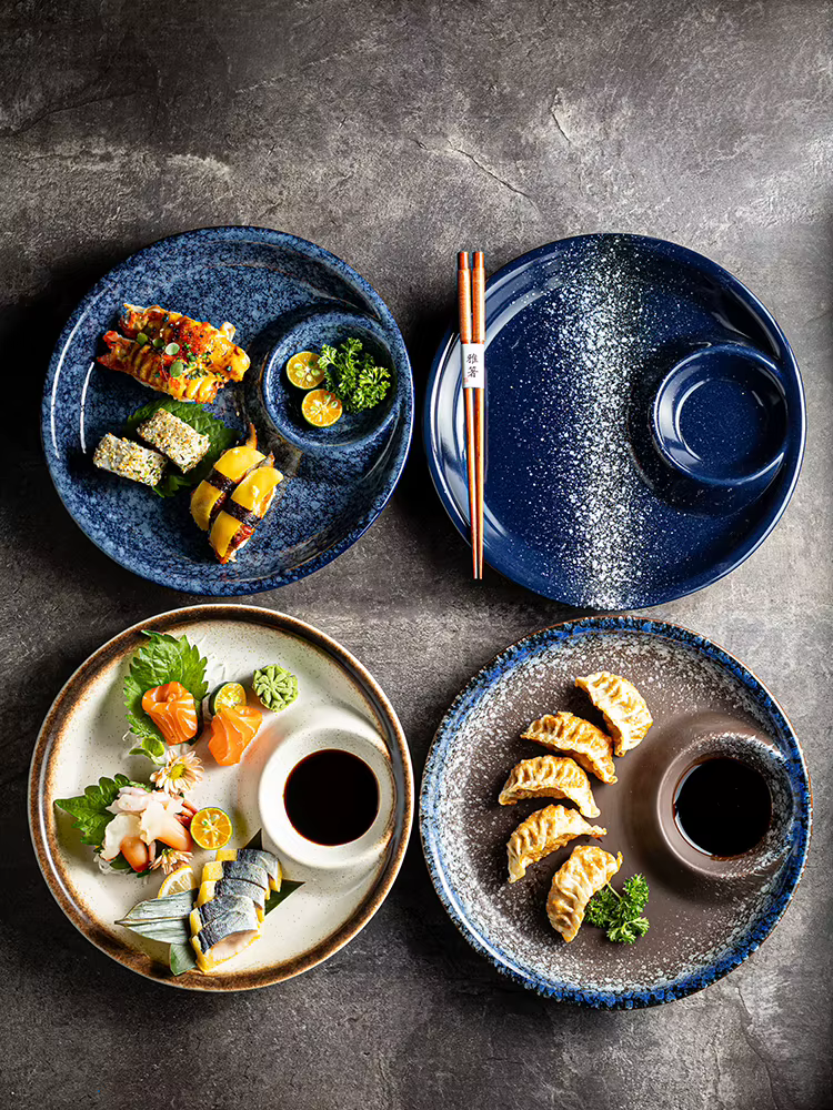 Assiette à boulettes de style japonais avec assiettes