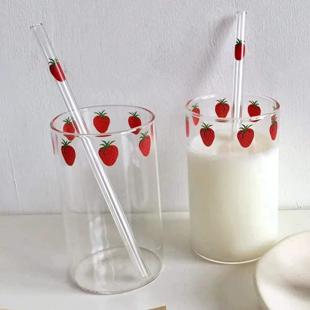 1pc Tasse en verre mignonne à motif fraise avec paille 300ml, Tasse à eau transparente créative, Tasse en verre résistante à la chaleur pour étudiant, pour lait et jus