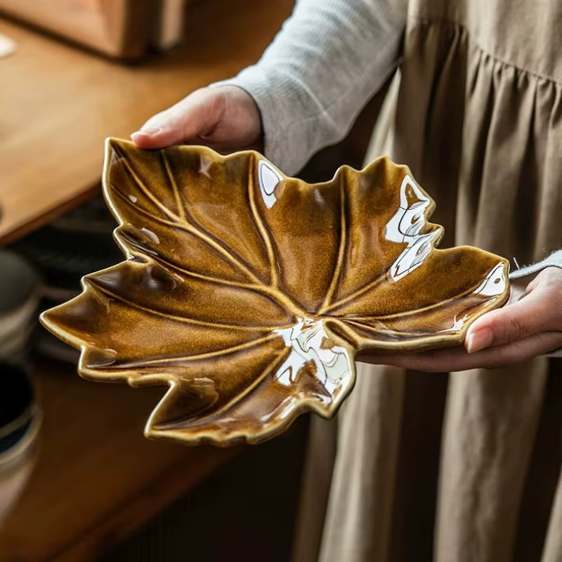 Assiette en céramique en forme de feuille d'érable irrégulière