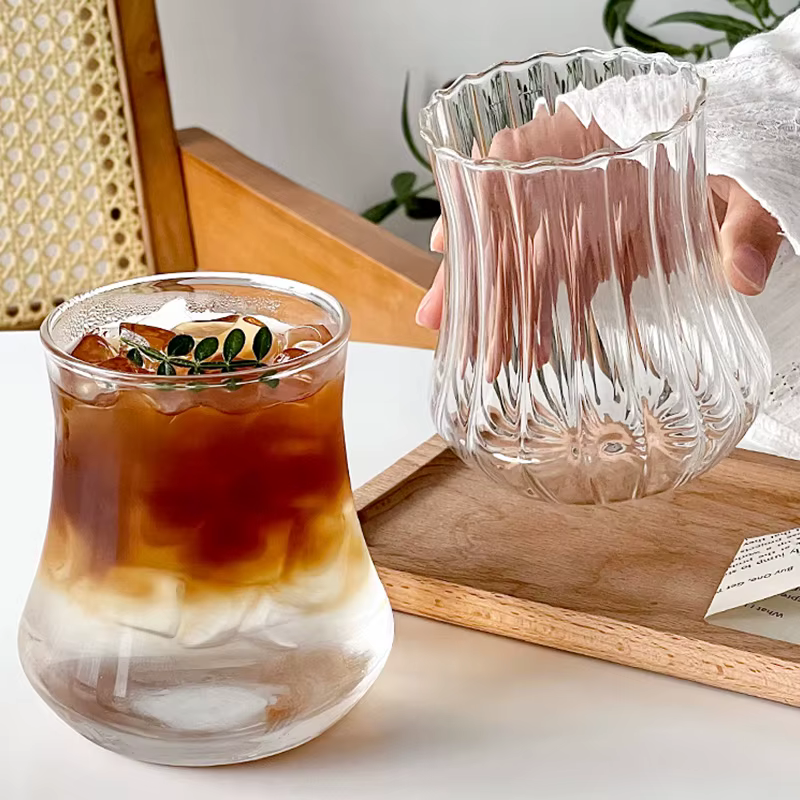 Verre à boire transparent en forme de vague créative