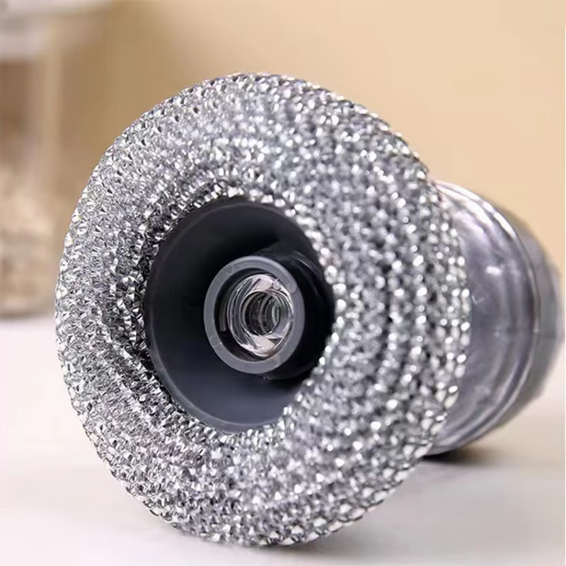 Brosse à vaisselle avec distributeur de liquide