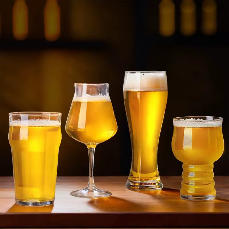 Tasse à bière artisanale transparente