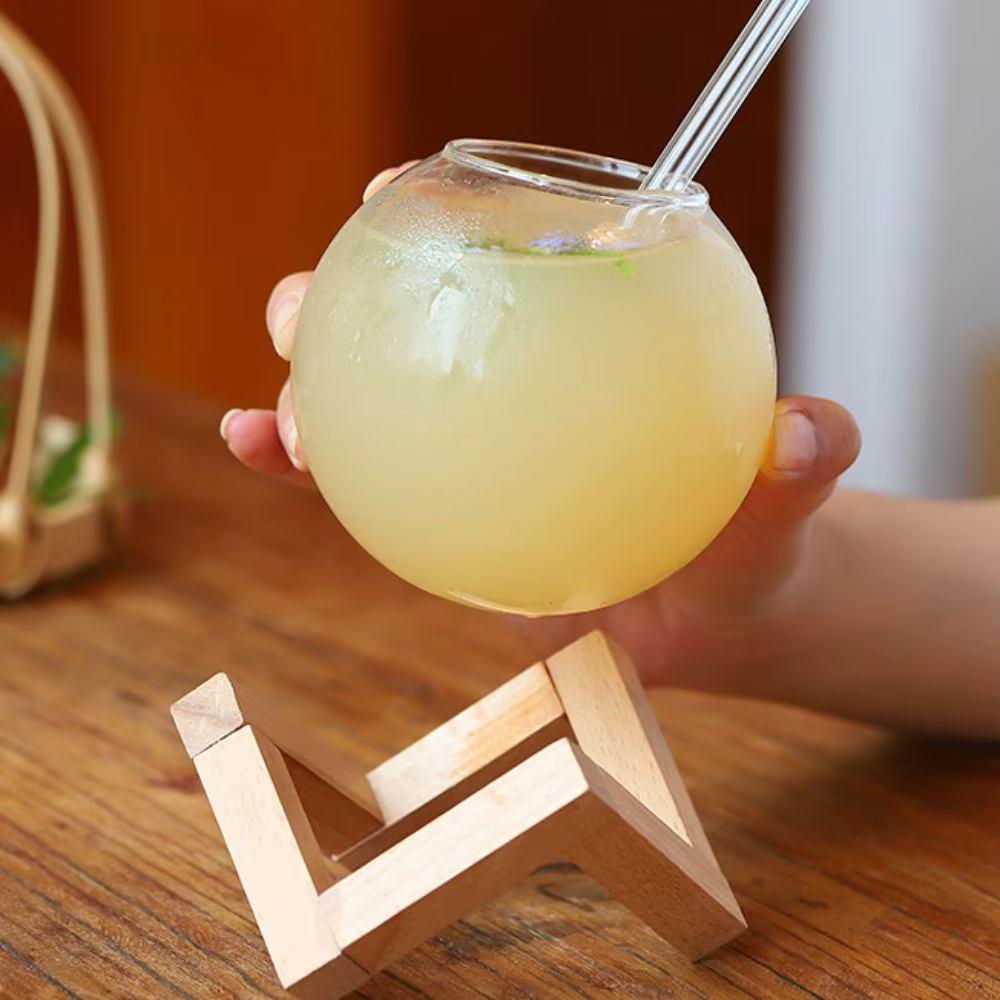 Verre à cocktail sphérique en forme de lune avec support en bois et paille – Tasses à café transparentes