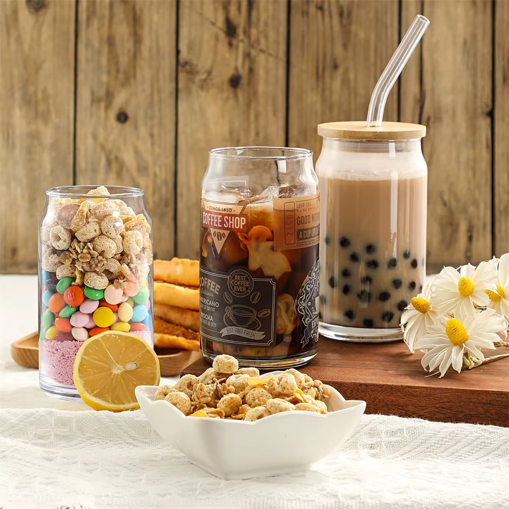 Tasse en verre transparent avec couvercle et paille