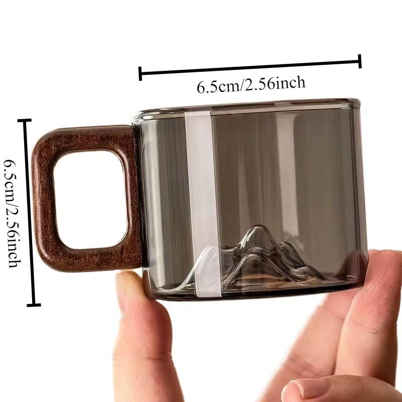 Petites tasses en verre gris fumé