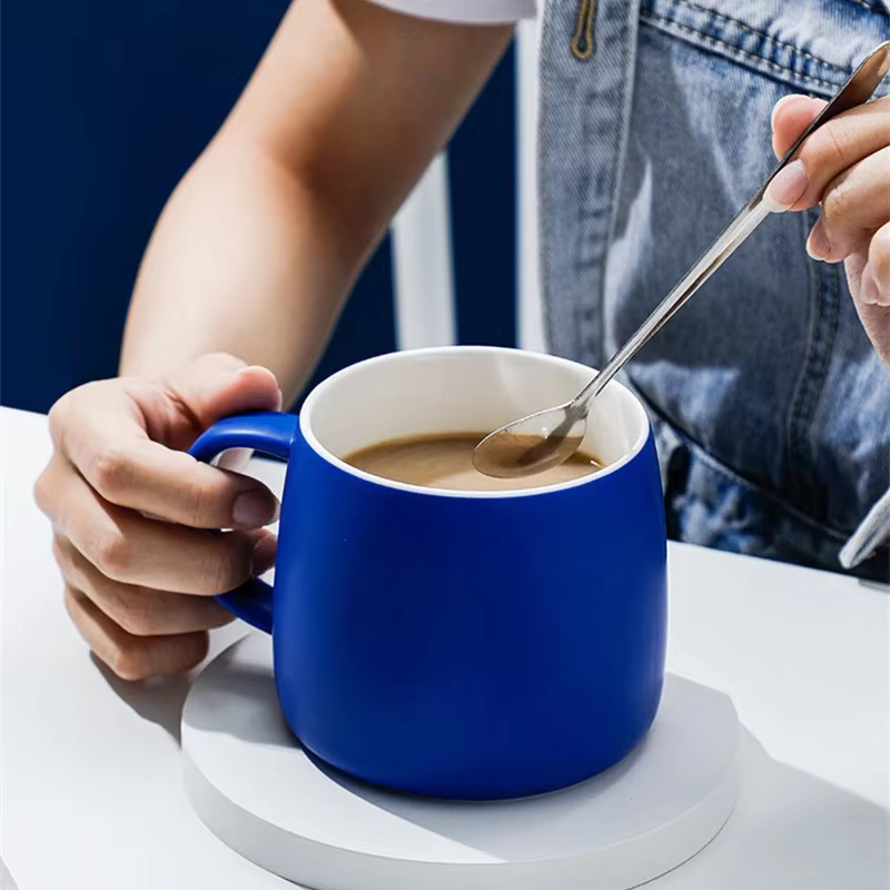Tasse à café en céramique bleue Klein de 500ml