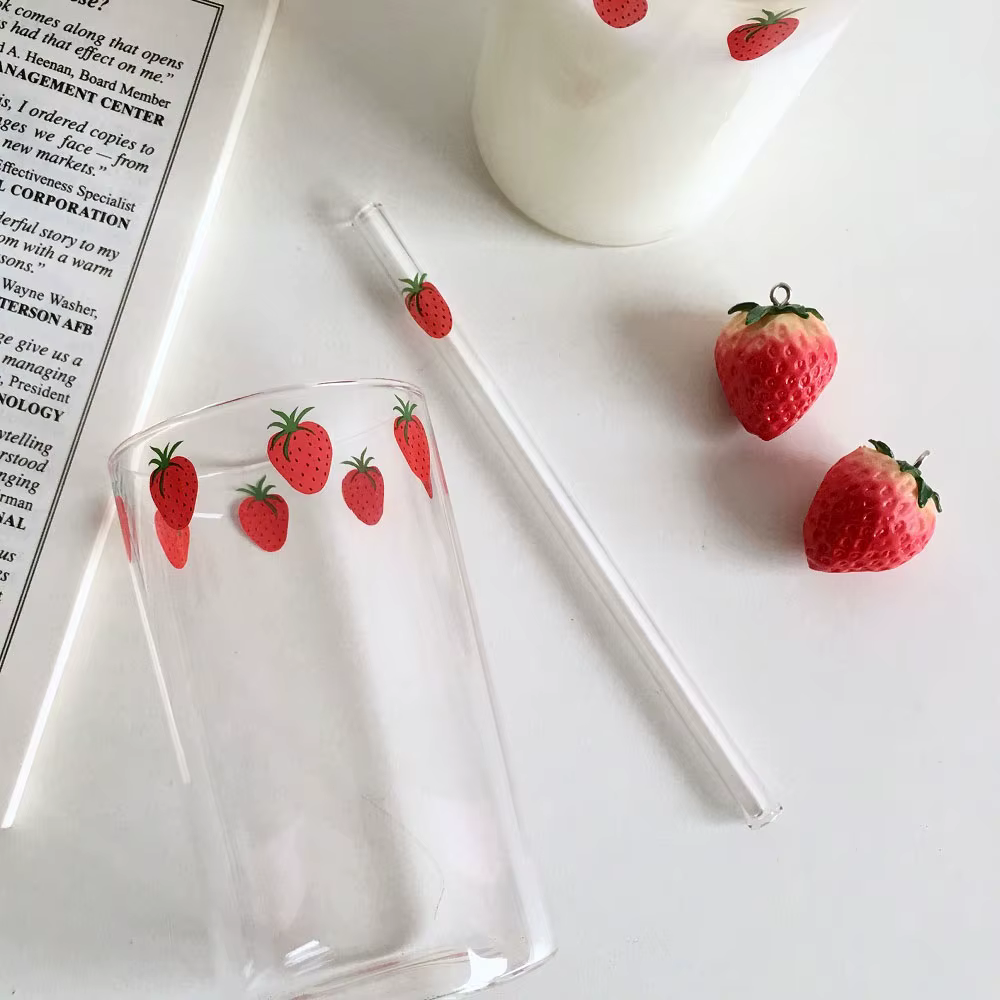 Tasse en verre mignonne à fraises de 300ml, avec paille, tasse d'eau transparente créative, lait d'étudiant, verre résistant à la chaleur Nana