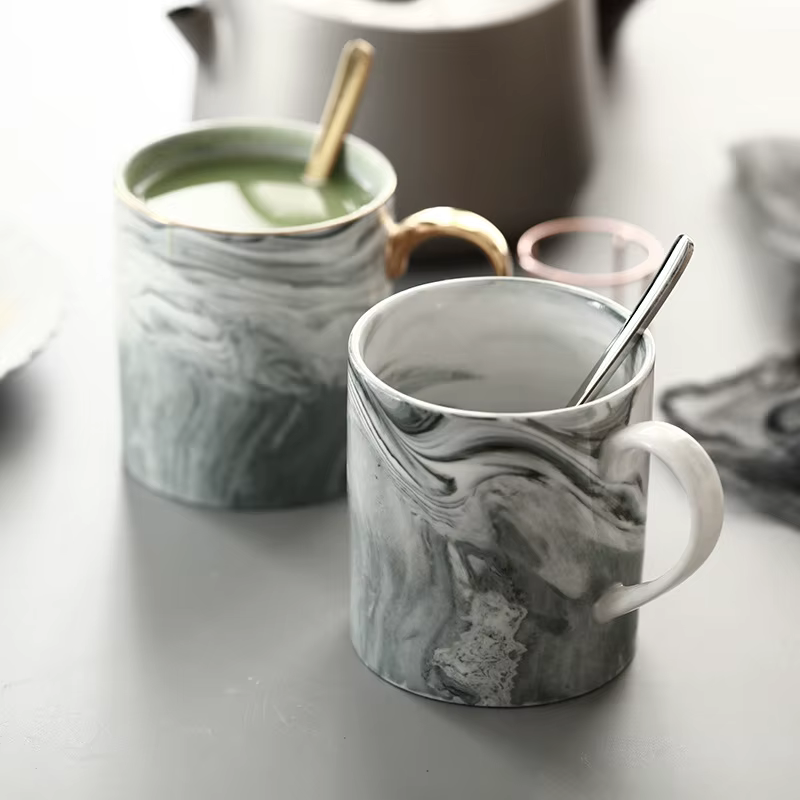 Mug à café en marbre nordique avec bordure dorée