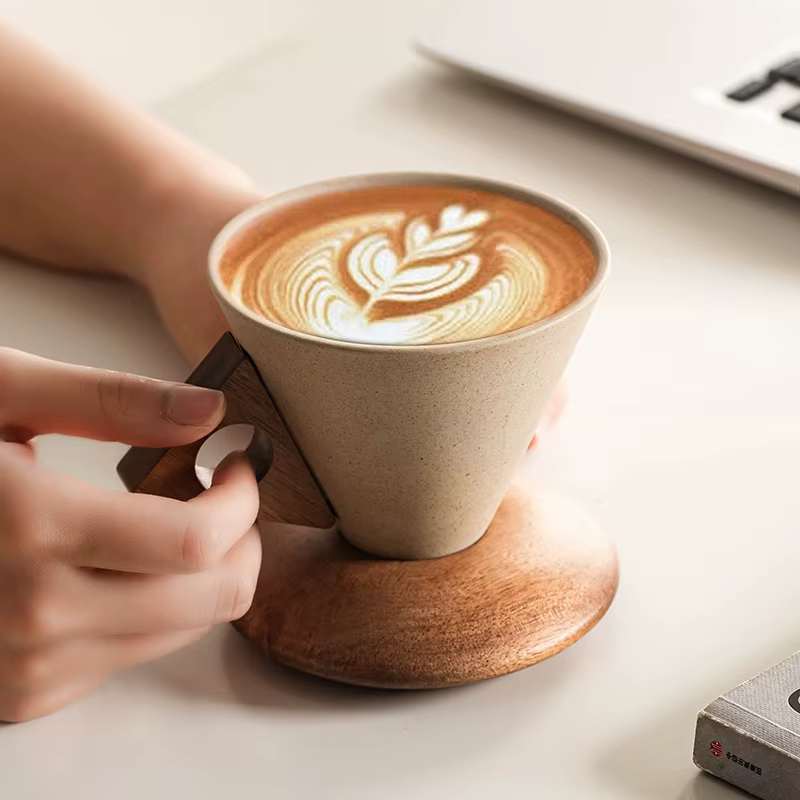 Tasse à café en céramique médiévale