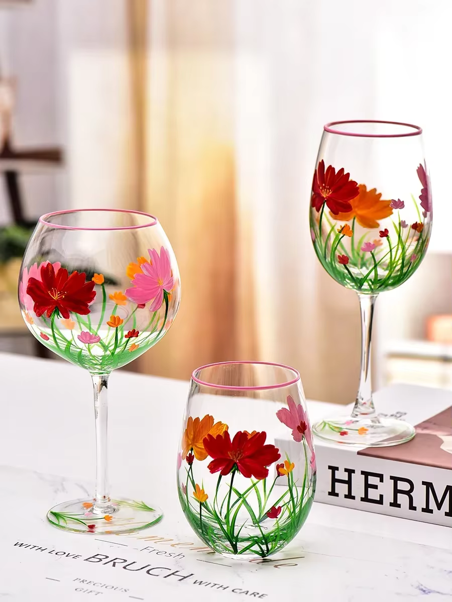Verre à vin en cristal à motifs de fleurs, art de la main, pieds hauts, vin rouge, proximité de la main, famille, festival, fête, ensemble de trois pièces