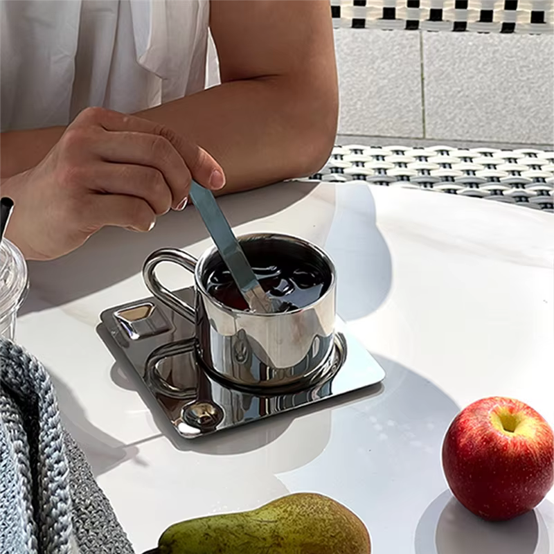 Ensemble de tasses à café avec cuillère
