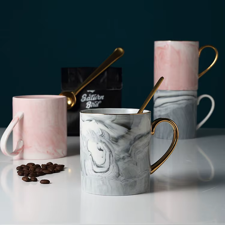 Mug à café en marbre nordique avec bordure dorée