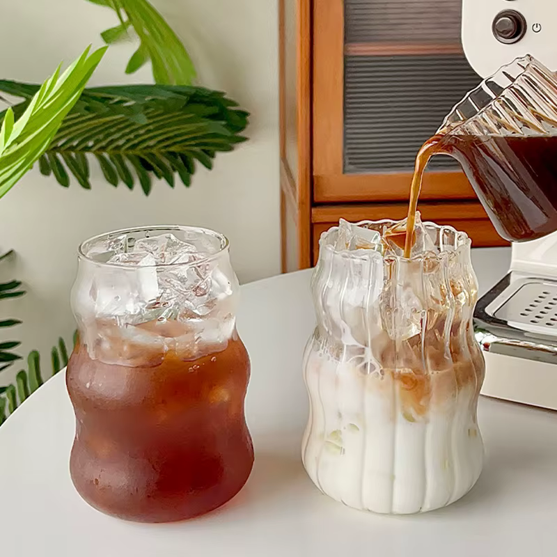 Verre à whisky transparent avec vue sur la montagne