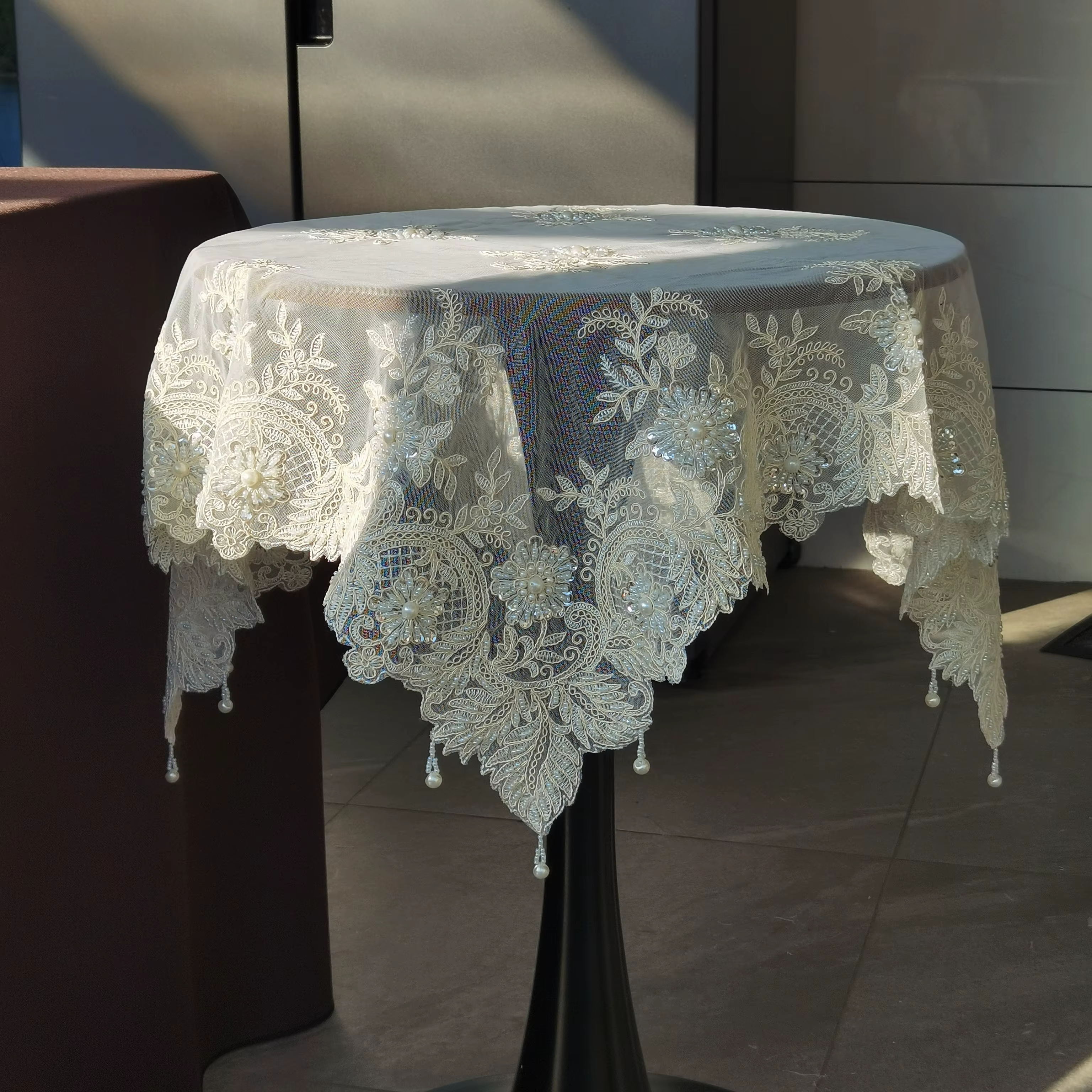 Nappe carrée beige brodée de perles