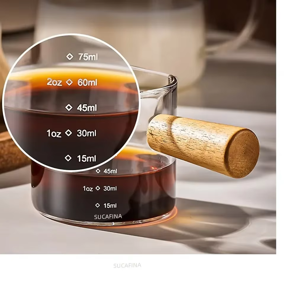 Tasse à mesurer en verre avec manche en bois